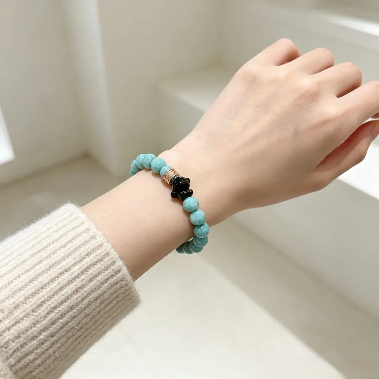 Bvlgari Bracelet à perles de pierre turquesa et charme noir 3