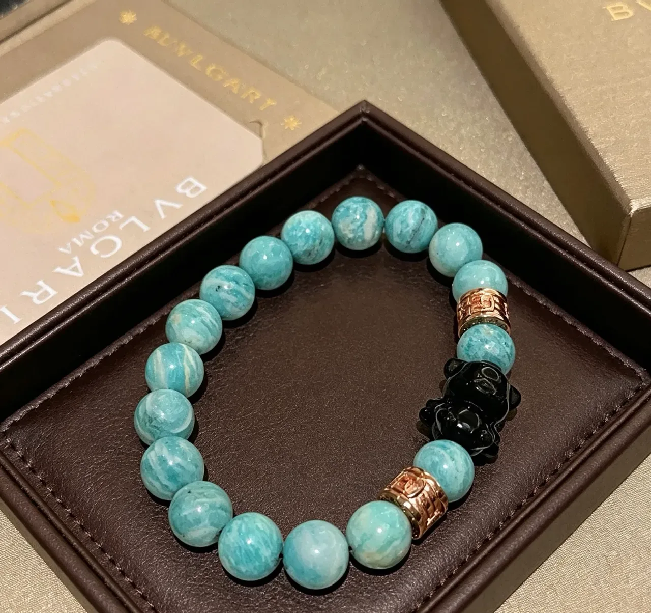 Bvlgari Bracelet à perles de pierre turquesa et charme noir 4