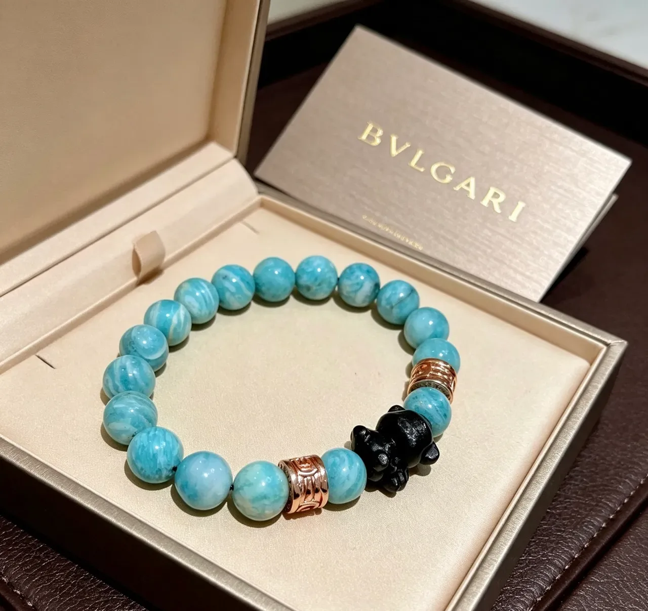 Bvlgari Bracelet à perles de pierre turquesa et charme noir 9