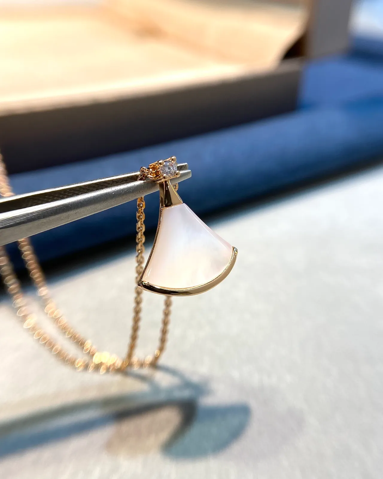 Bvlgari Divas’ Dream Colar de madrepérola e diamante em forma de leque 8