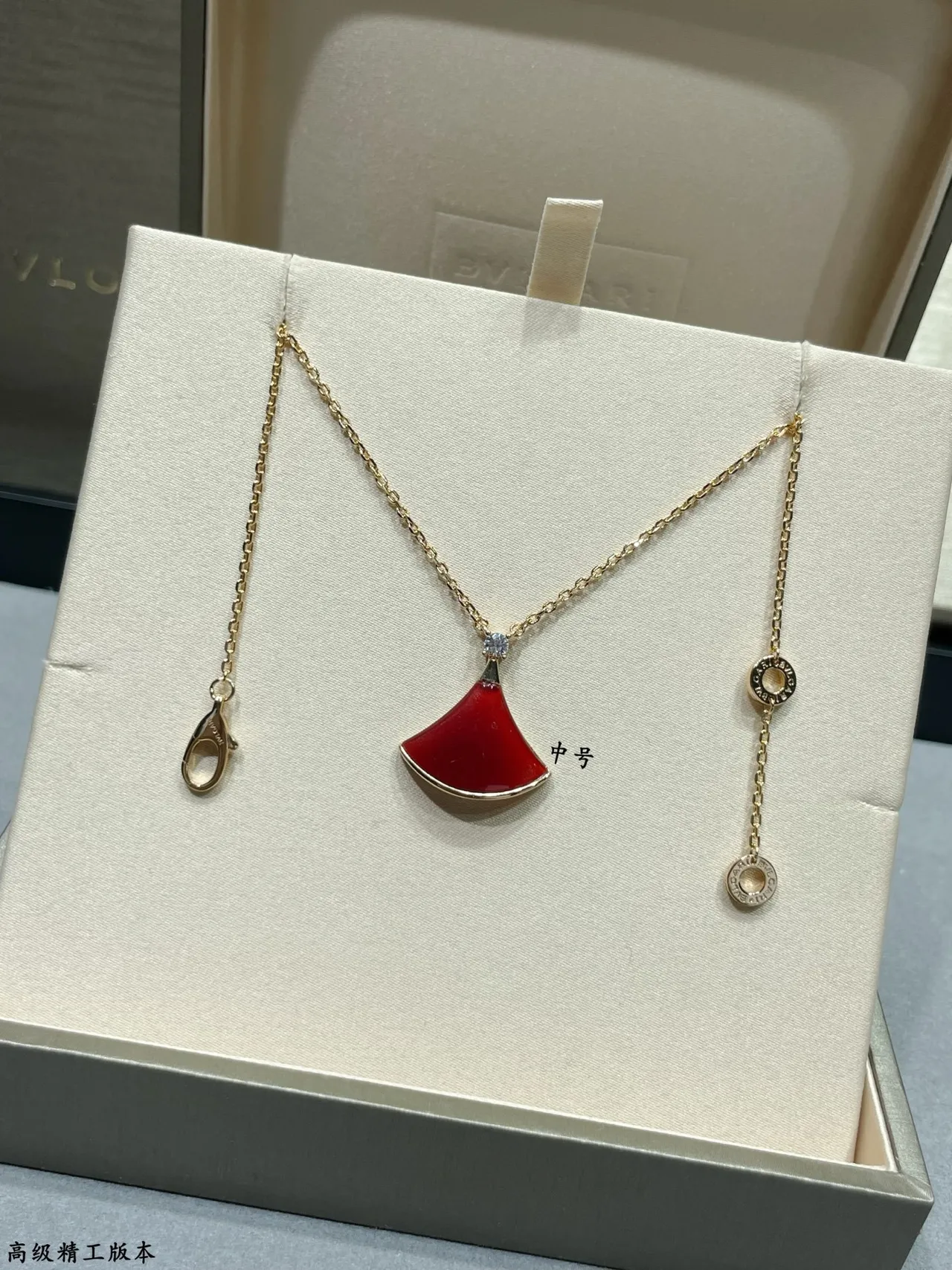 Bvlgari Divas’ Dream قلادة معلق مروحة مينا أحمر 3