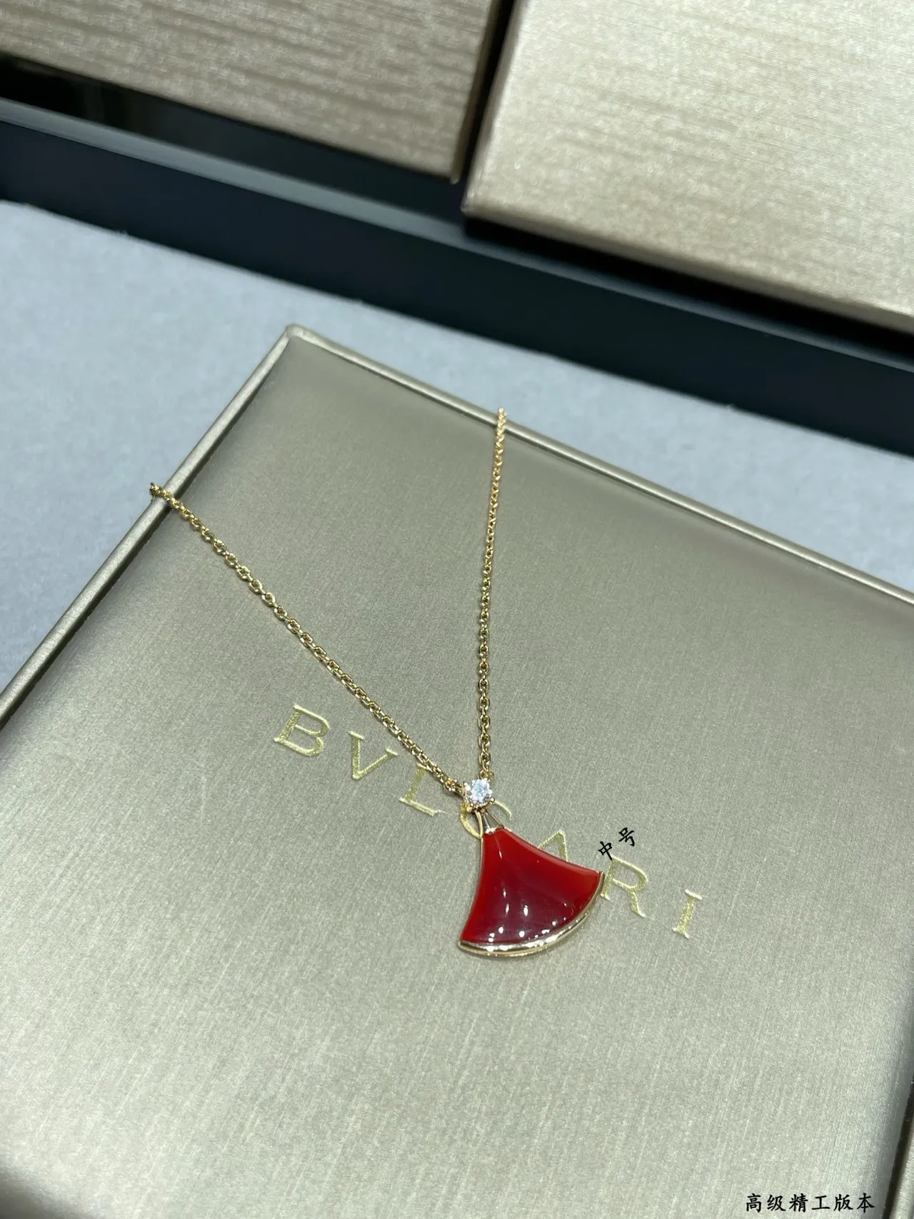 Bvlgari Divas’ Dream قلادة معلق مروحة مينا أحمر 5