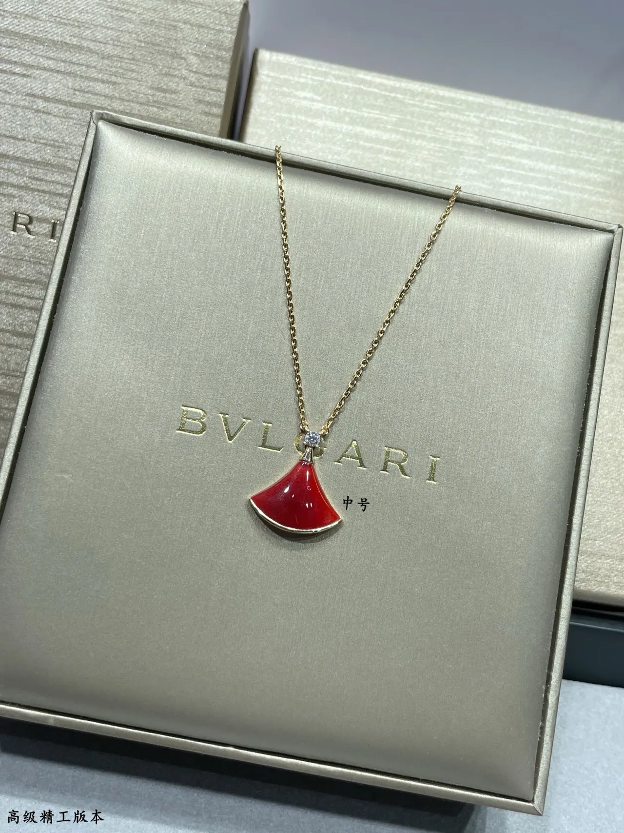 Bvlgari Divas’ Dream قلادة معلق مروحة مينا أحمر 7