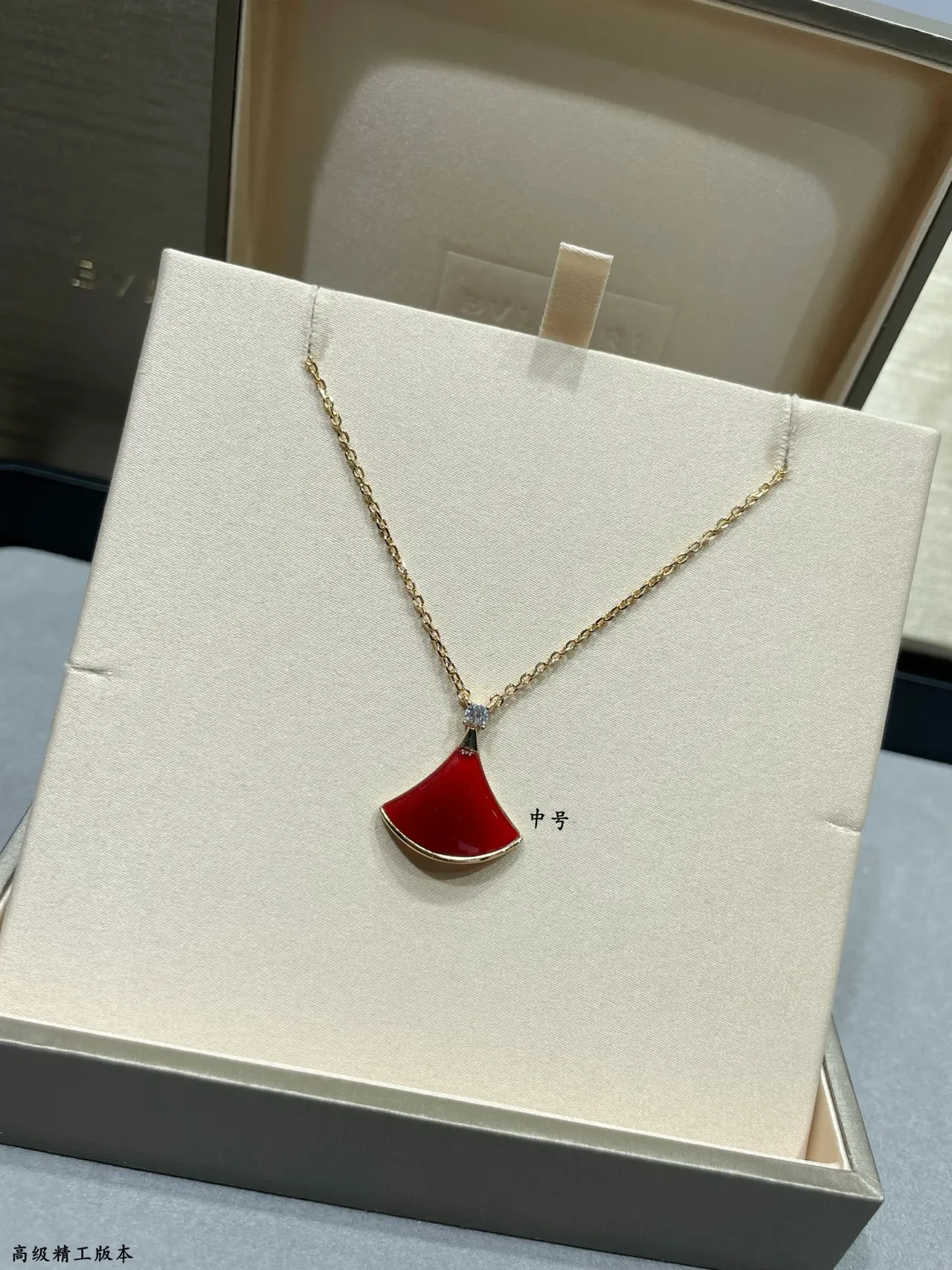 Bvlgari Divas’ Dream قلادة معلق مروحة مينا أحمر 9