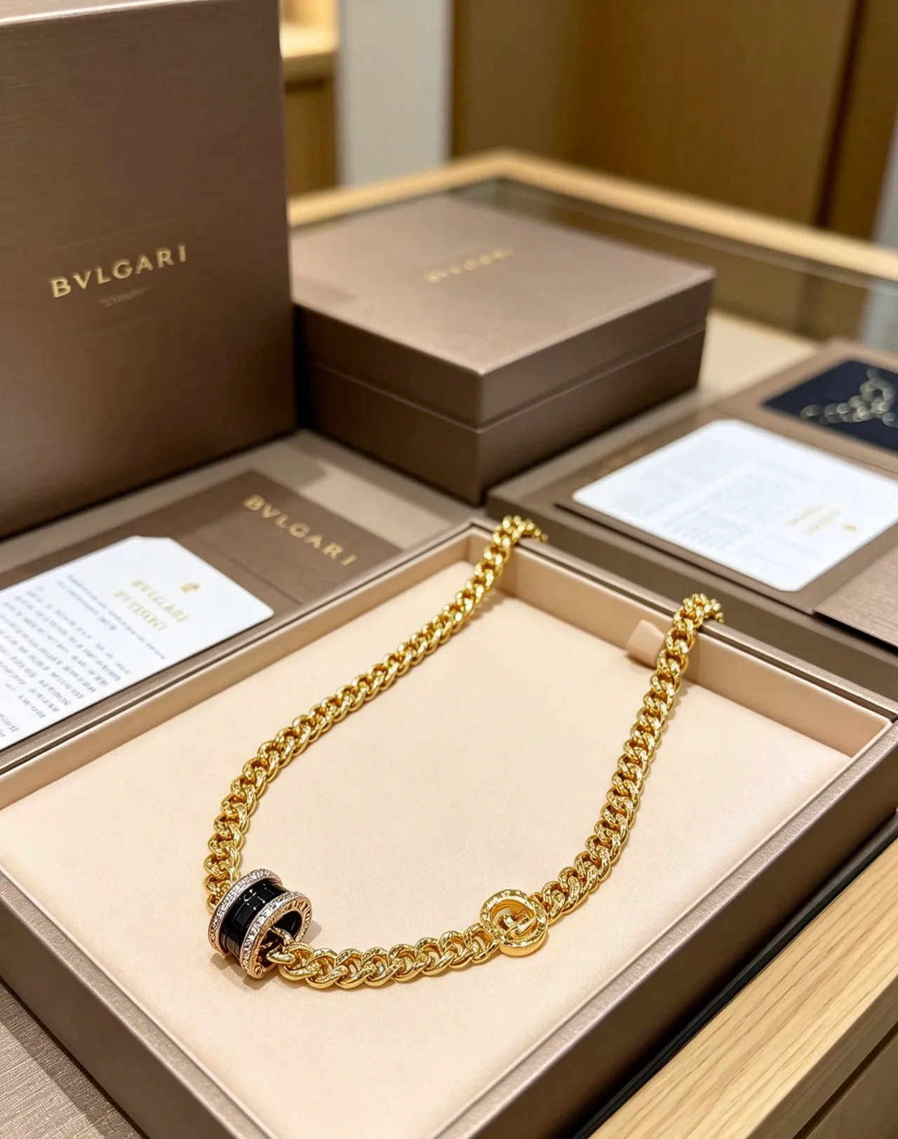 Bvlgari Collier Chaîne Curb-Link Or Noir Chaîne Céramique Centre Double Anneau 5