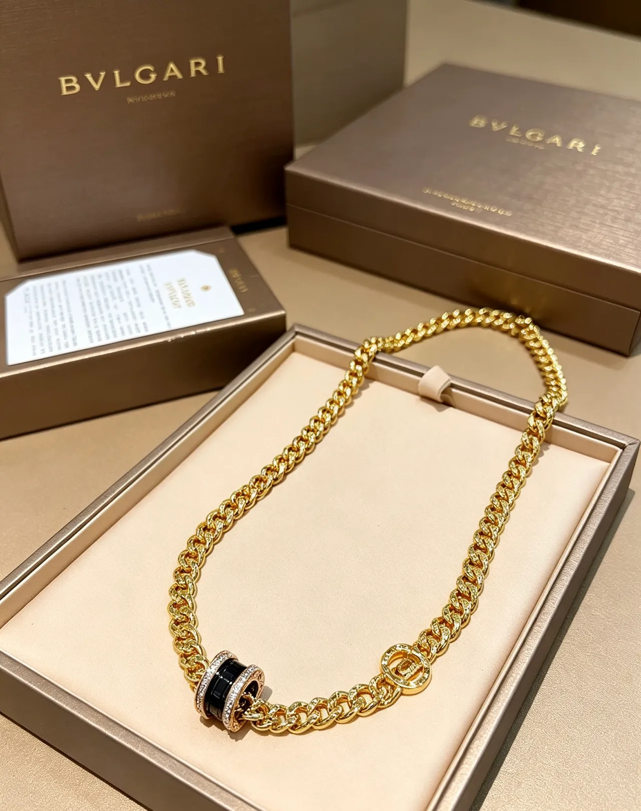 Bvlgari Collier Chaîne Curb-Link Or Noir Chaîne Céramique Centre Double Anneau 7
