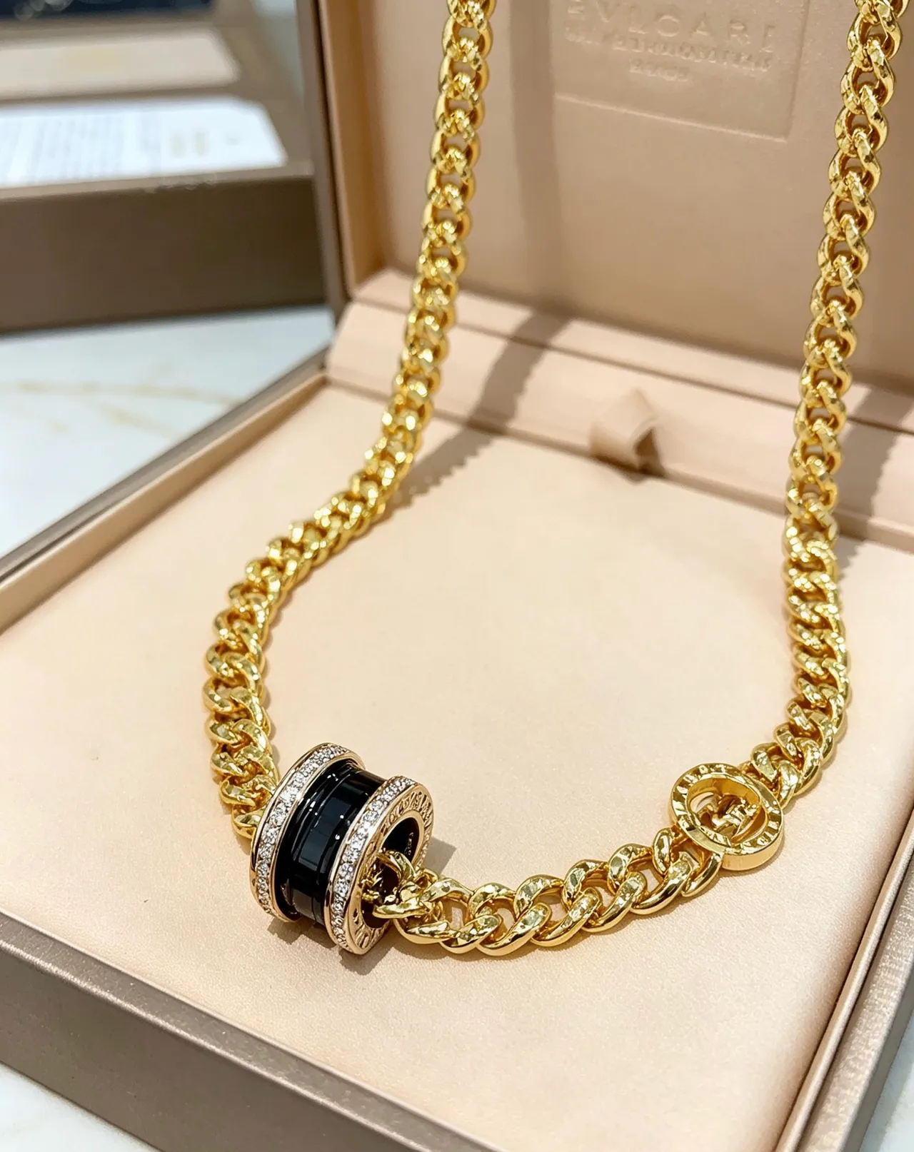 Bvlgari Collier Chaîne Curb-Link Or Noir Chaîne Céramique Centre Double Anneau 9