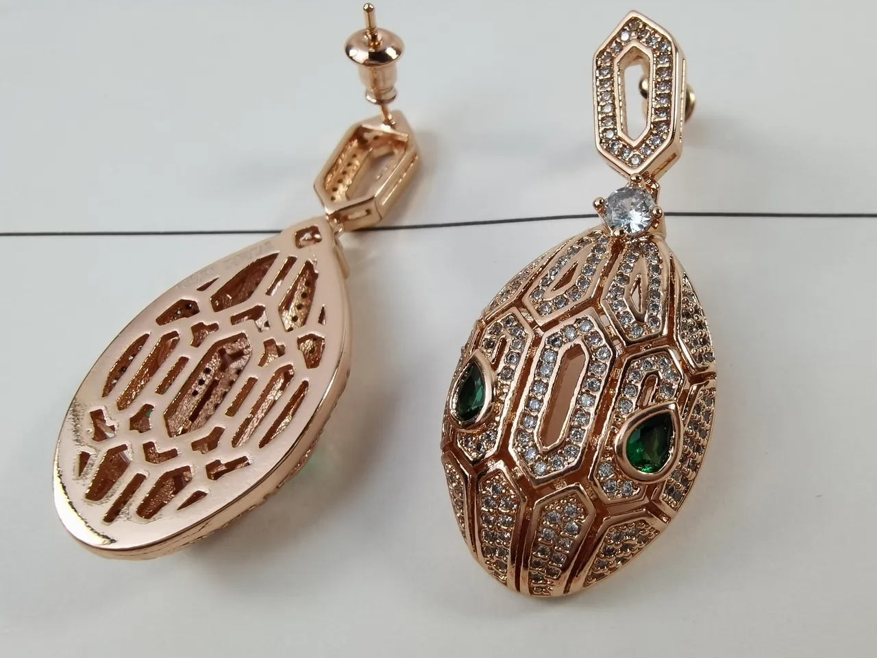Bvlgari সোনালি সবুজ জ্যামিতিক ওপেনওয়ার্ক অশ্রু আকৃতি কানের দুল 4