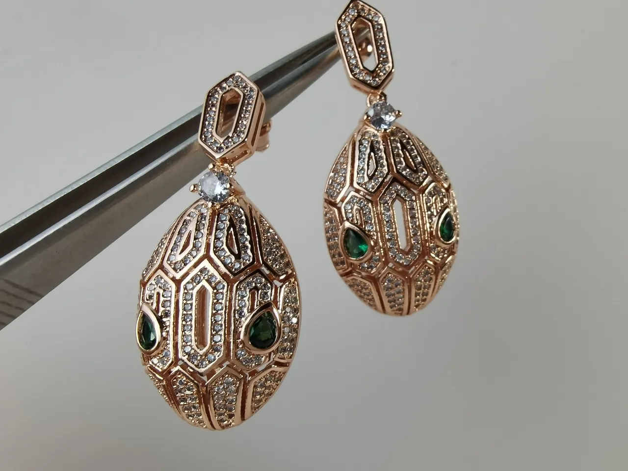 Bvlgari সোনালি সবুজ জ্যামিতিক ওপেনওয়ার্ক অশ্রু আকৃতি কানের দুল 5