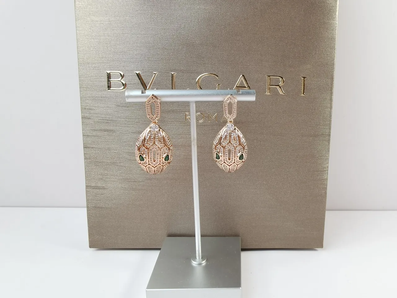 Bvlgari সোনালি সবুজ জ্যামিতিক ওপেনওয়ার্ক অশ্রু আকৃতি কানের দুল 9