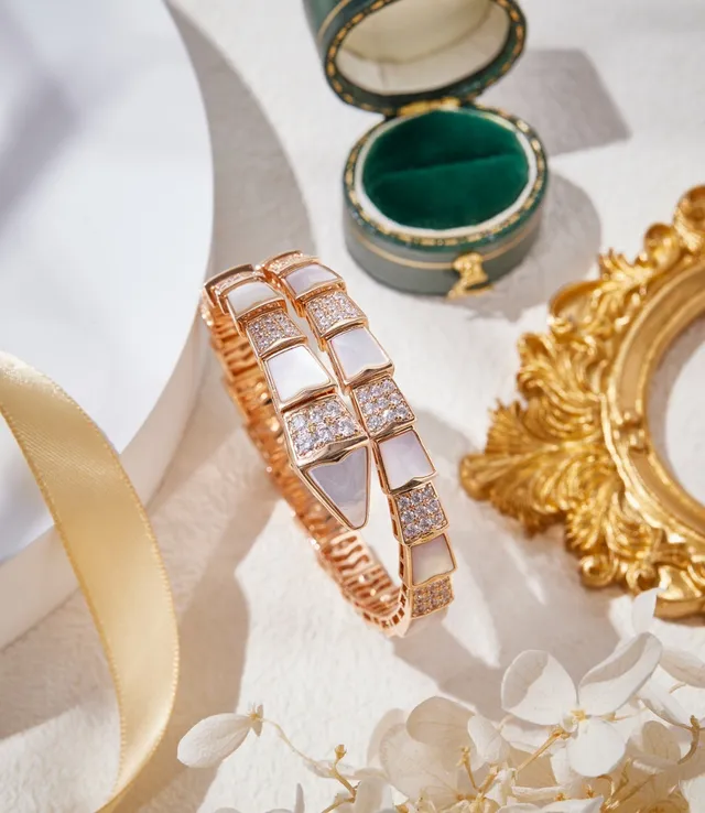 Bvlgari bracelet en or blanc avec motif d'écailles segmentées en rose 3