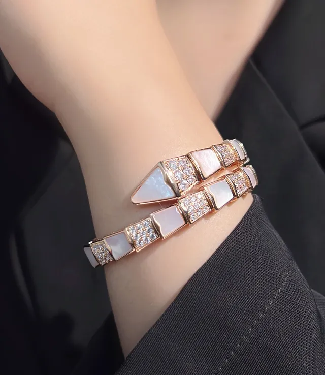 Bvlgari bracelet en or blanc avec motif d'écailles segmentées en rose 4