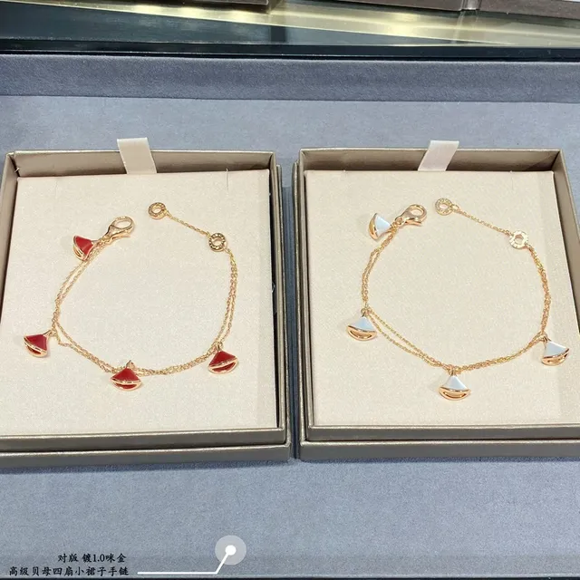 Bvlgari Red Gold Chaîne Double Quatre Pendants Émail en Forme d'Éventail Bracelet 4