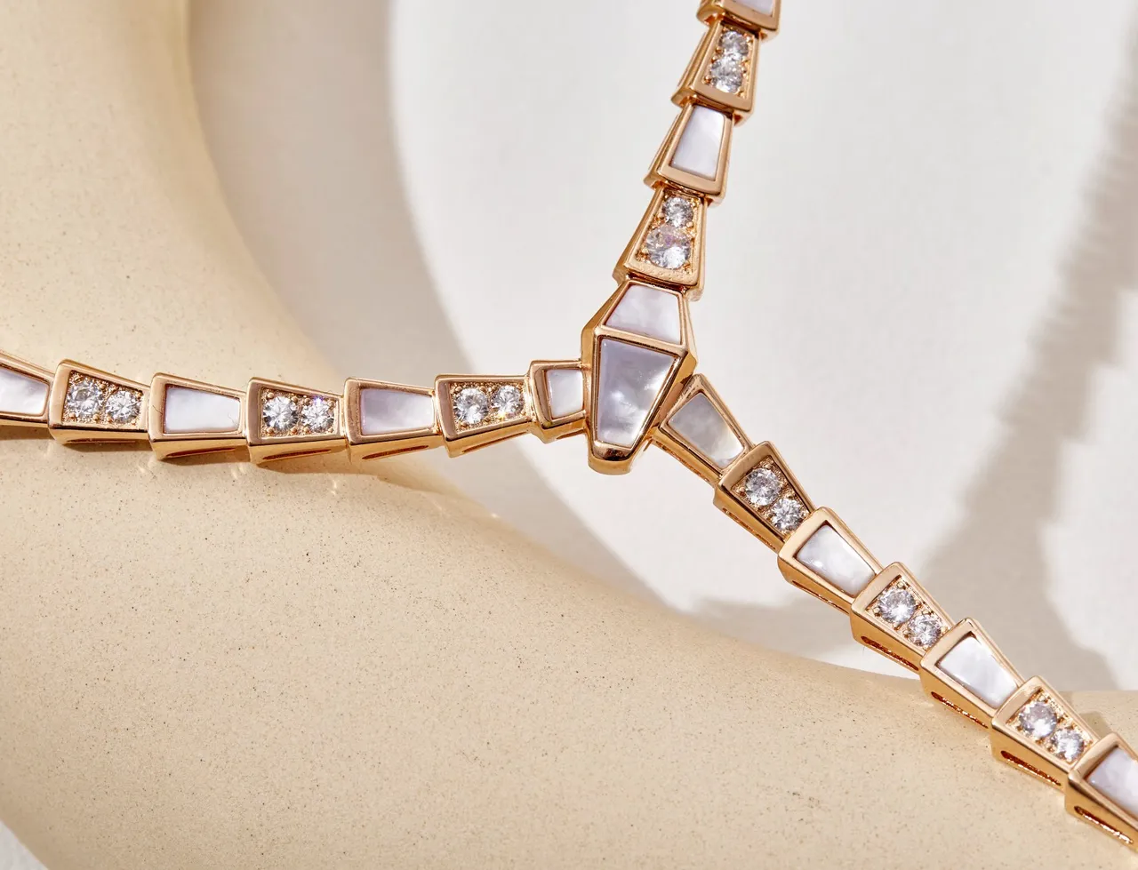 Bvlgari Serpenti Collier Articulé en Perle Mère et Diamants 3