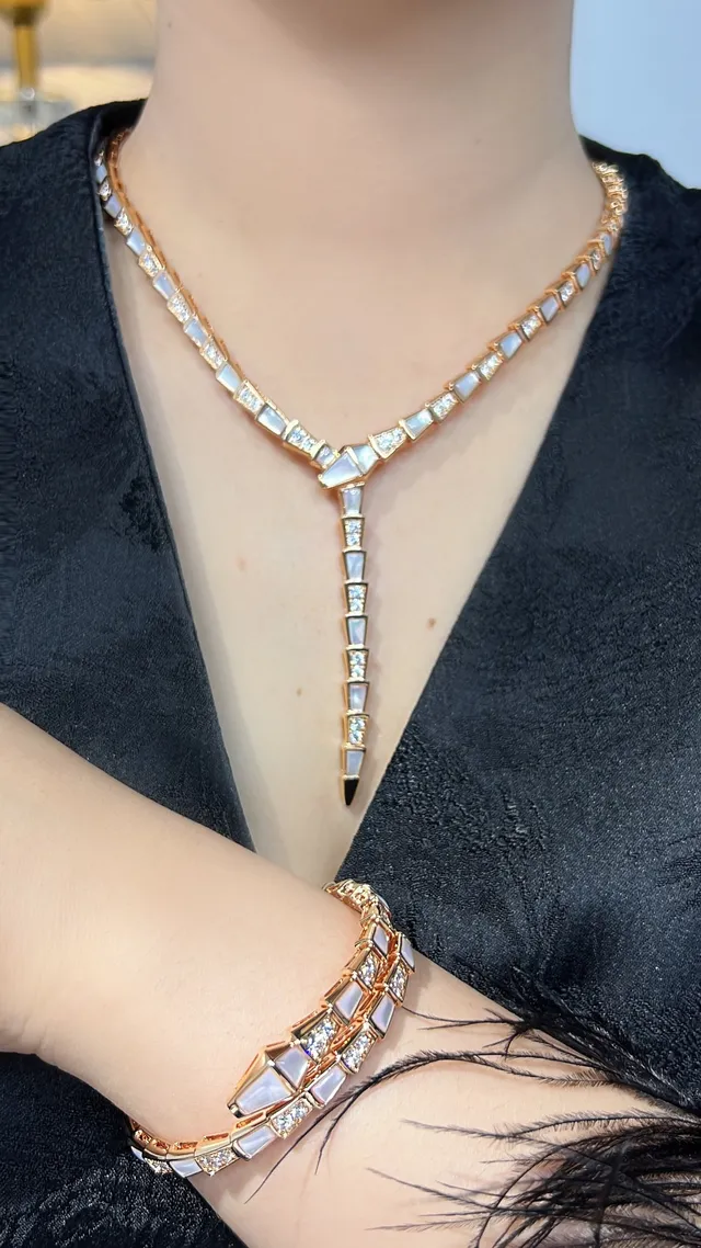 Bvlgari Serpenti Collier Articulé en Perle Mère et Diamants 4