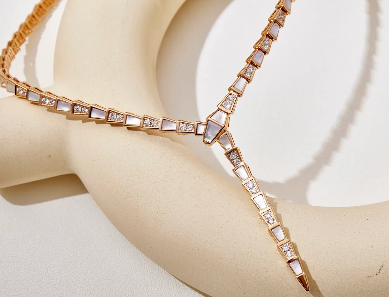 Bvlgari Serpenti Collier Articulé en Perle Mère et Diamants 5