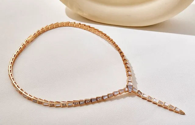 Bvlgari Serpenti Collier Articulé en Perle Mère et Diamants 7