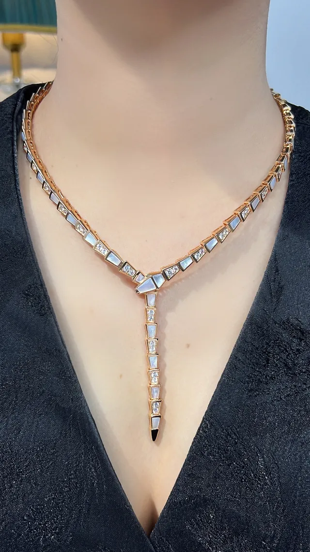 Bvlgari Serpenti Collier Articulé en Perle Mère et Diamants 8