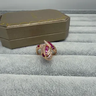 Bvlgari Serpenti 金粉色蛇形图案镶嵌明亮橄榄形宝石戒指