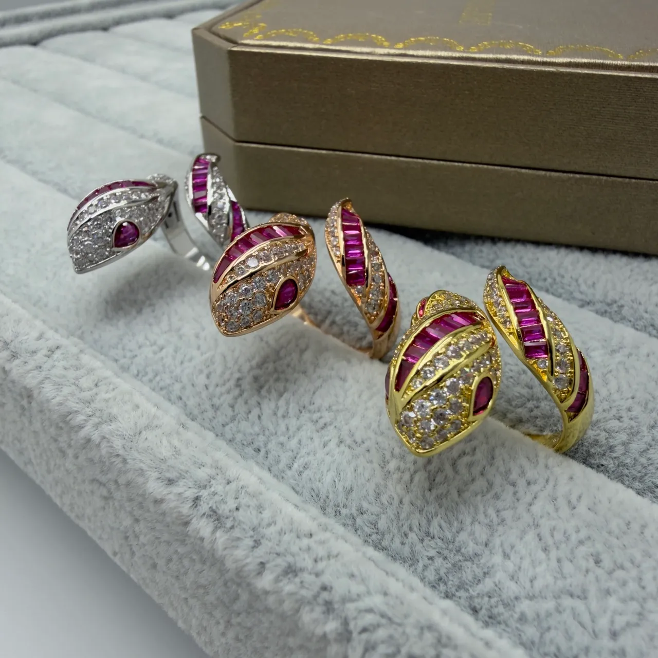 Bvlgari Serpenti Anillo de Oro Rosa Motivo Serpentina Piedras de Corte Baguette 2