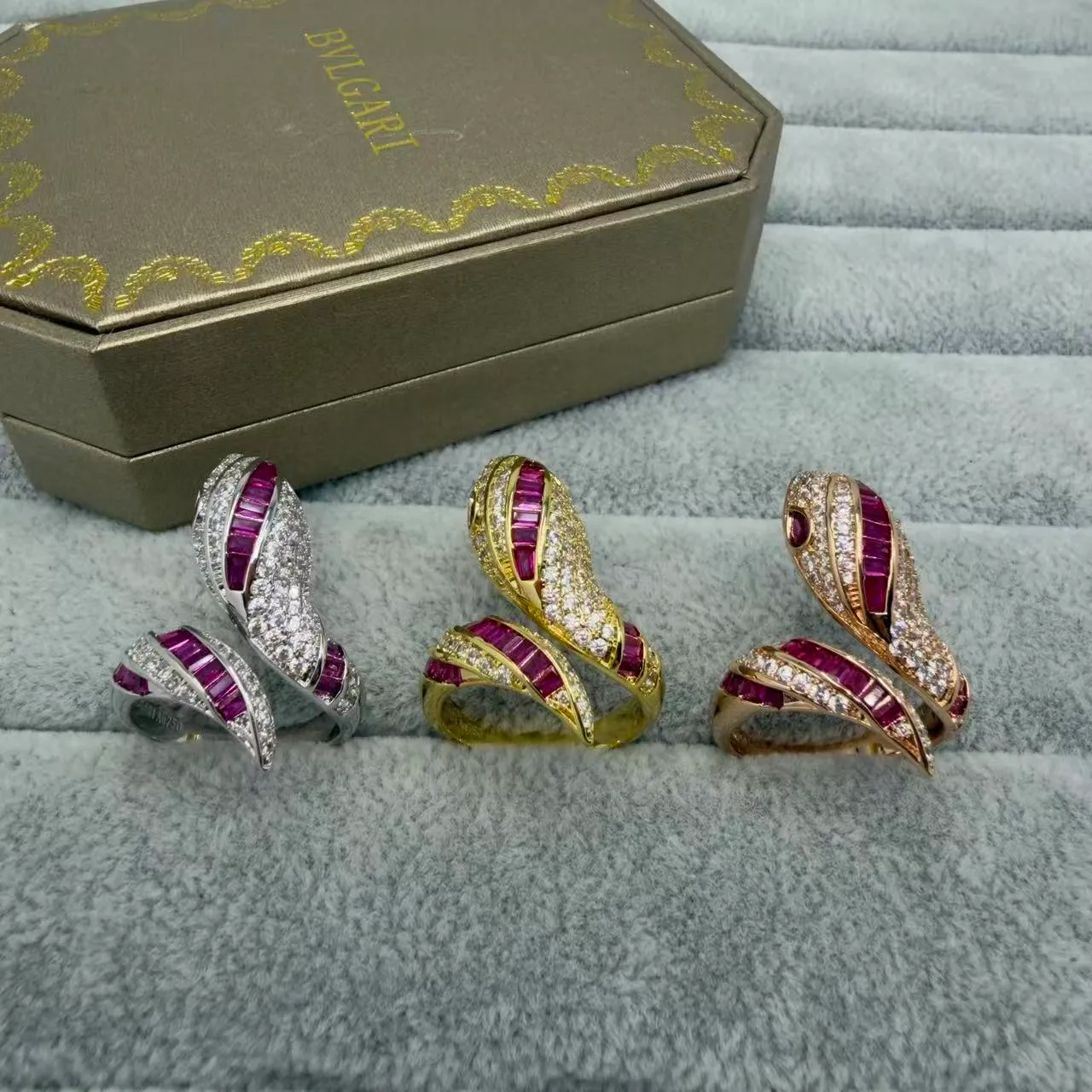 Bvlgari Serpenti Anillo de Oro Rosa Motivo Serpentina Piedras de Corte Baguette 3