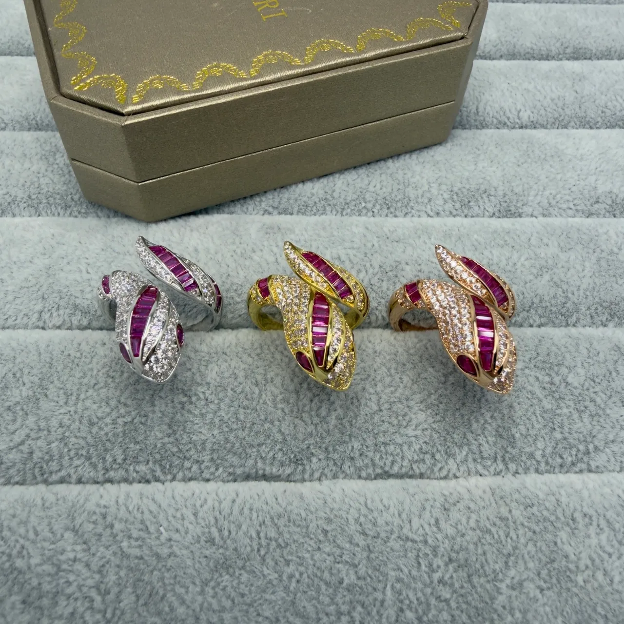 Bvlgari Serpenti Anillo de Oro Rosa Motivo Serpentina Piedras de Corte Baguette 4
