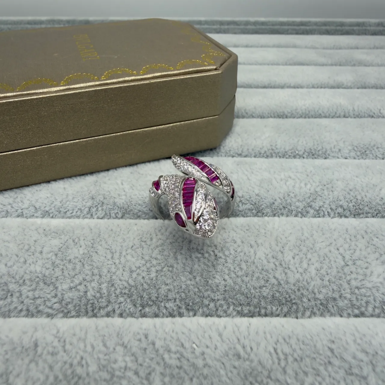Bvlgari Serpenti Anillo de Oro Rosa Motivo Serpentina Piedras de Corte Baguette 5