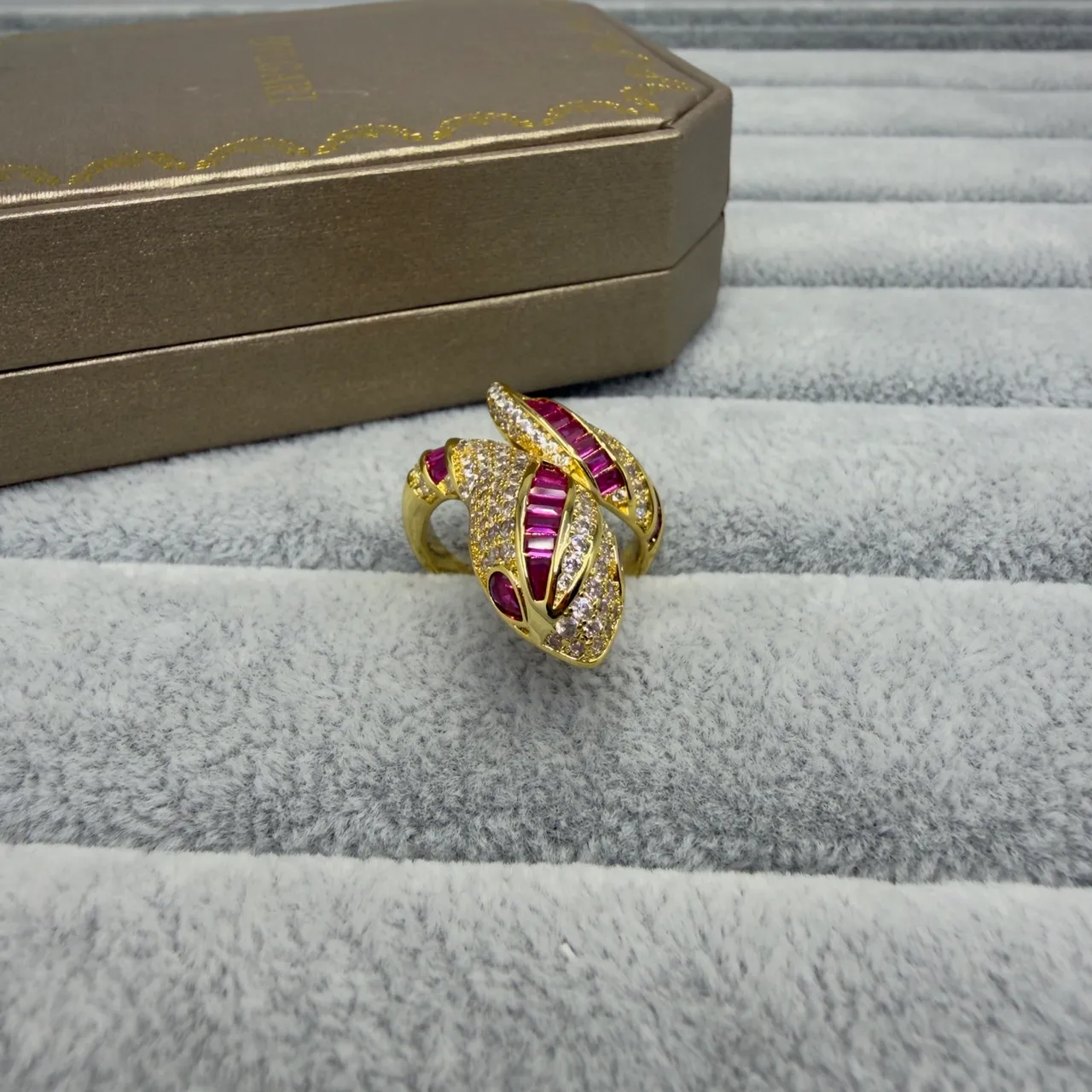 Bvlgari Serpenti Anillo de Oro Rosa Motivo Serpentina Piedras de Corte Baguette 6