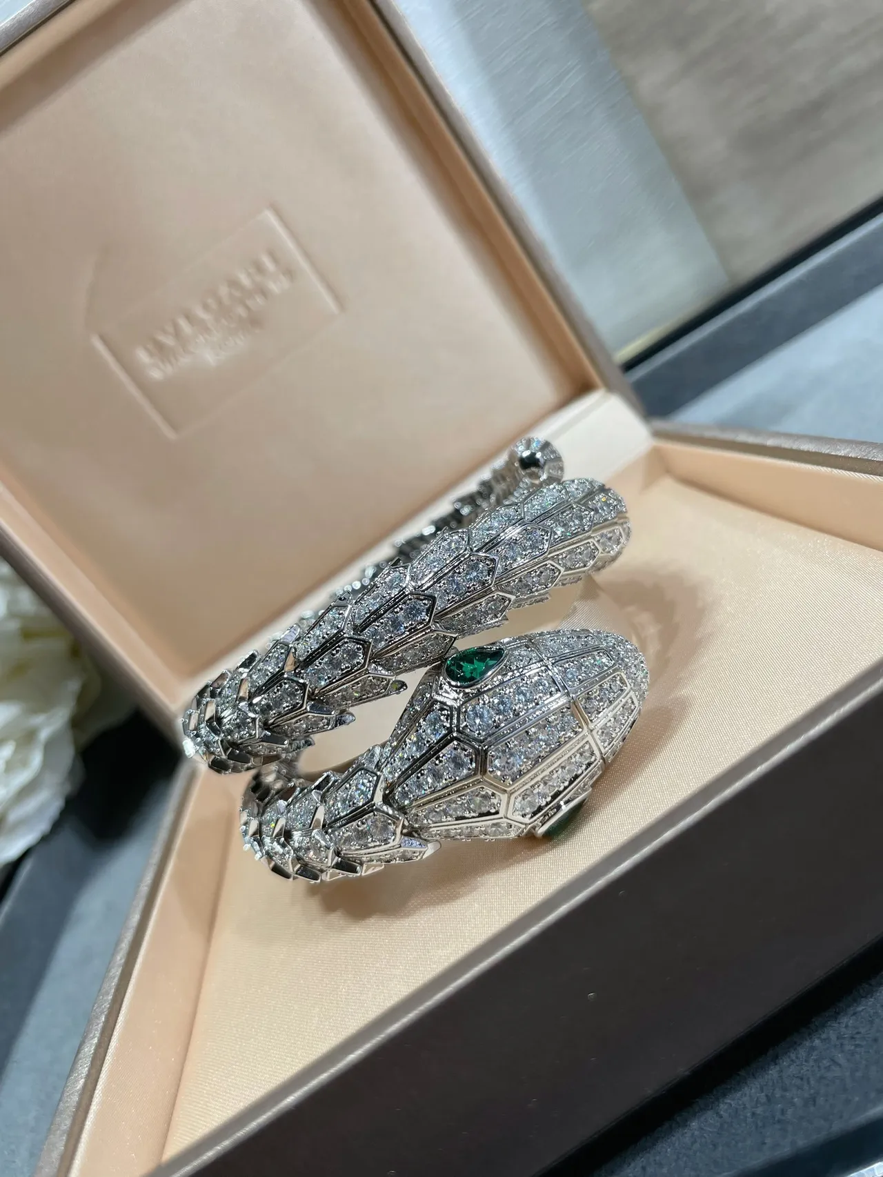 Bvlgari Serpenti Pavé Diamants et Émeraudes Bracelet Serpent 2
