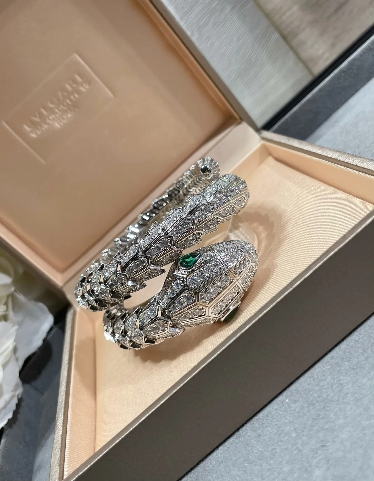 Bvlgari Serpenti Pavé Diamants et Émeraudes Bracelet Serpent 3
