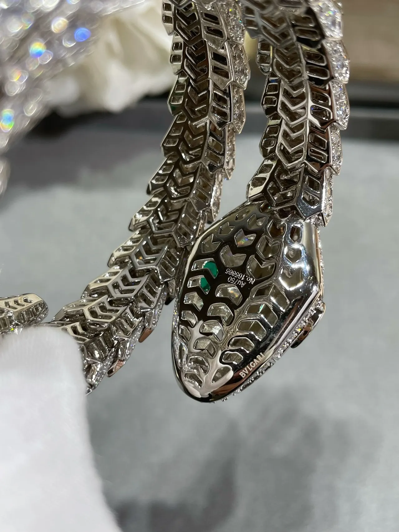 Bvlgari Serpenti Pavé Diamants et Émeraudes Bracelet Serpent 4