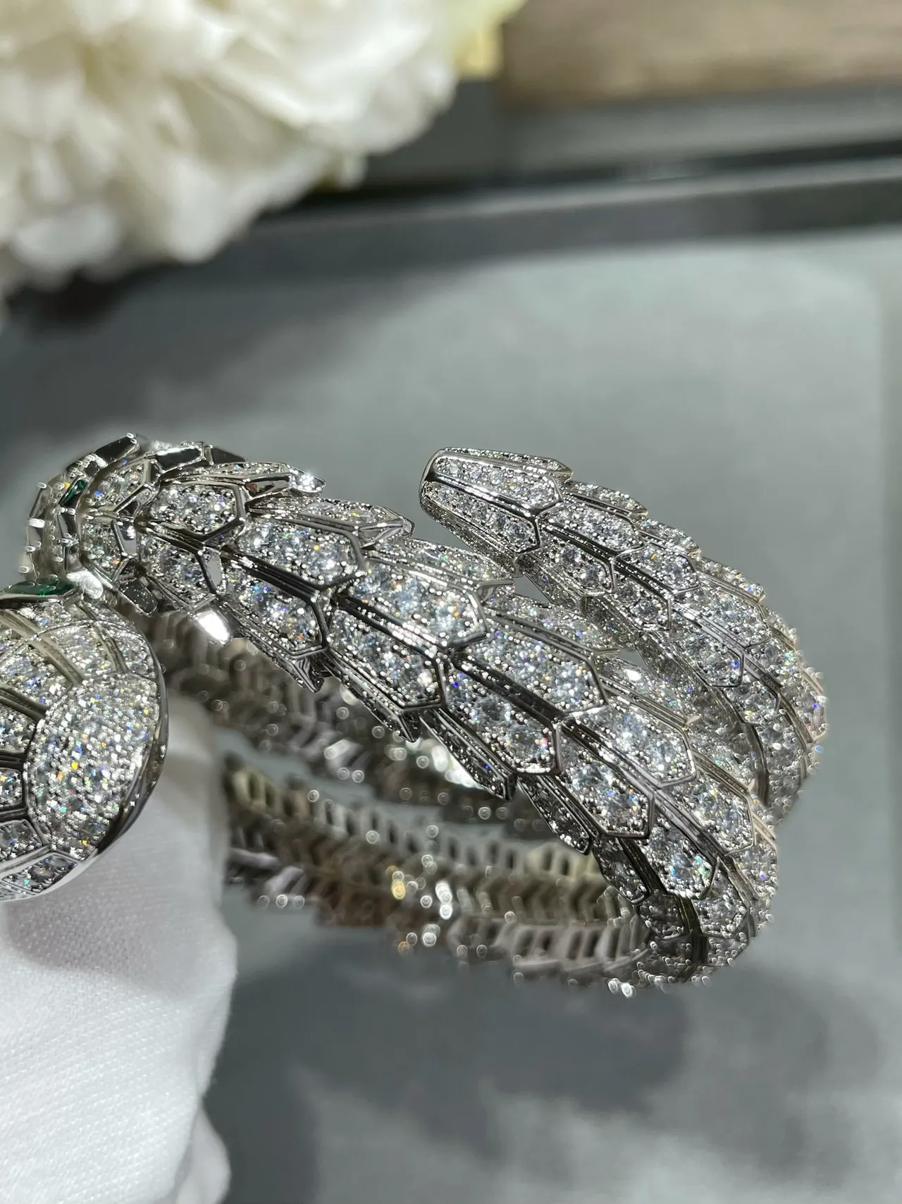 Bvlgari Serpenti Pavé Diamants et Émeraudes Bracelet Serpent 5