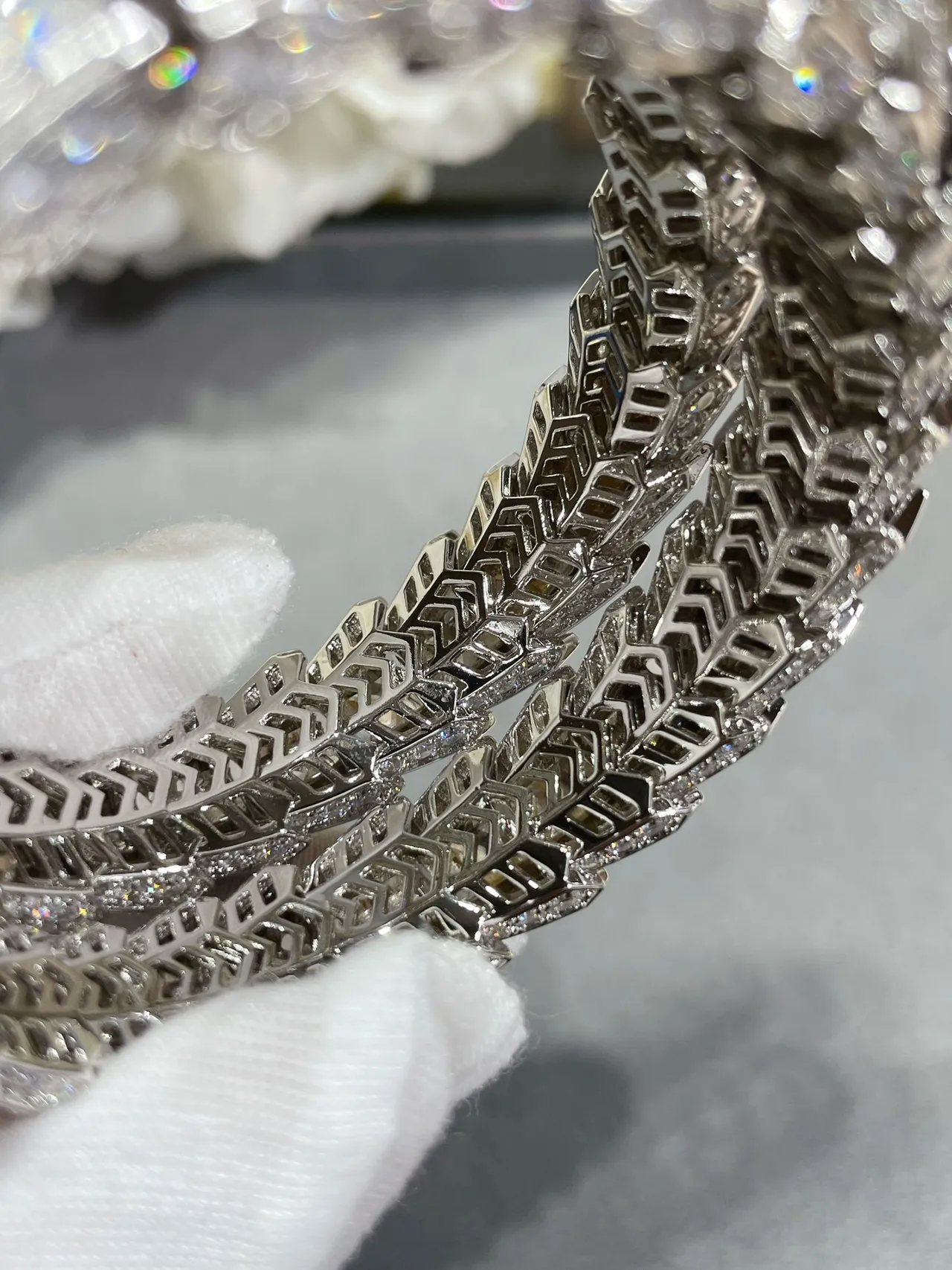 Bvlgari Serpenti Pavé Diamants et Émeraudes Bracelet Serpent 6