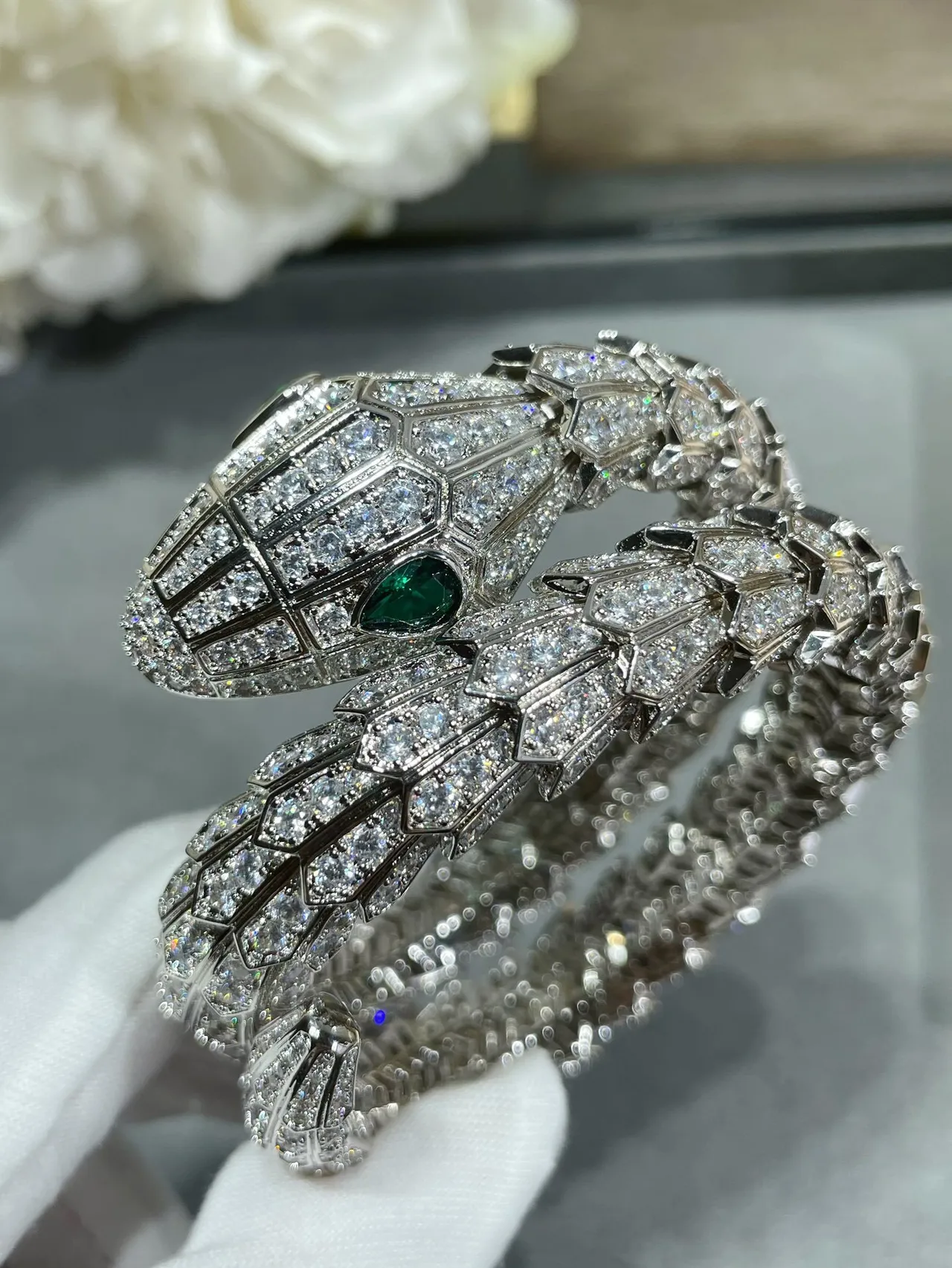 Bvlgari Serpenti Pavé Diamants et Émeraudes Bracelet Serpent 7