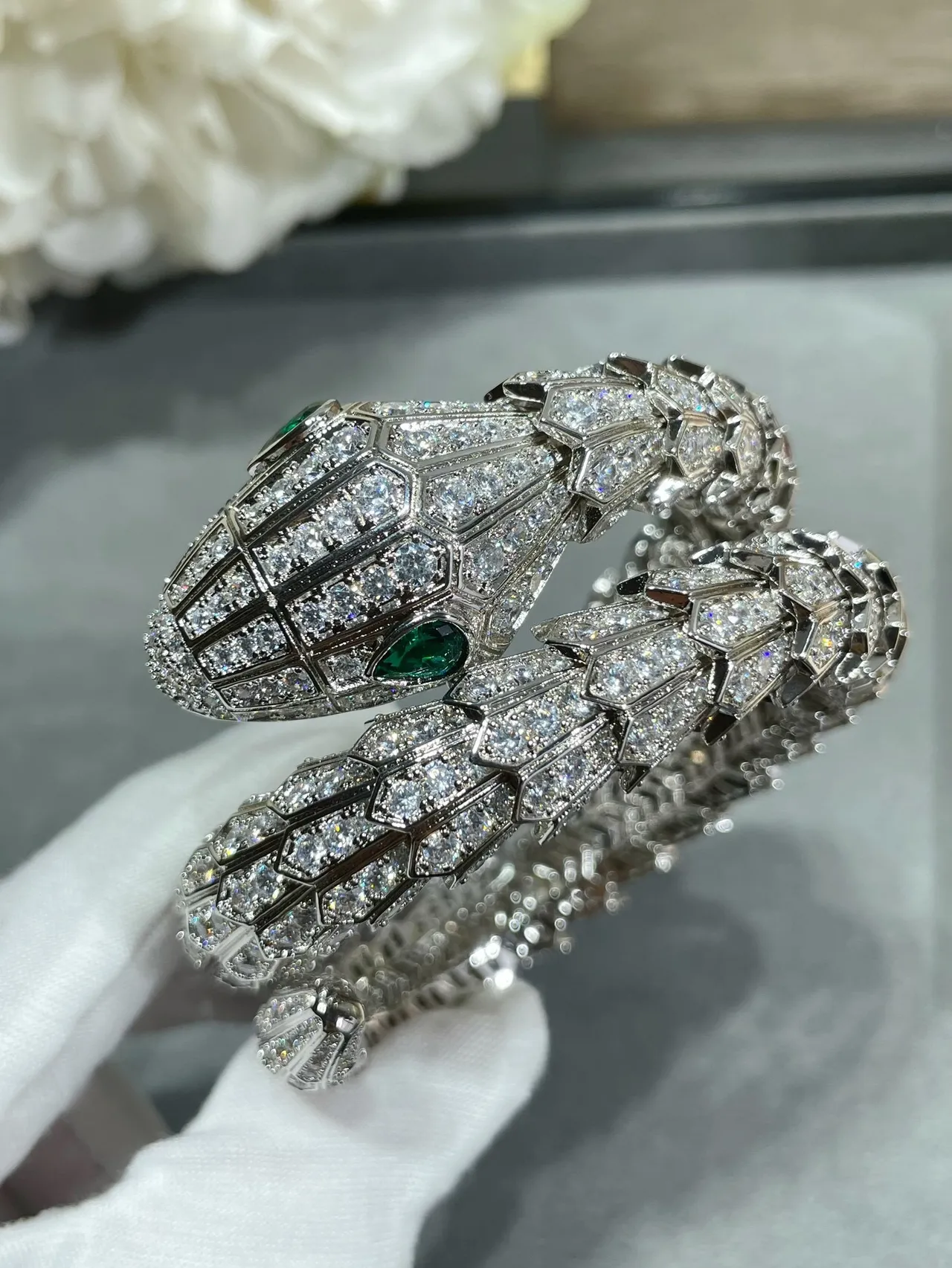 Bvlgari Serpenti Pavé Diamants et Émeraudes Bracelet Serpent 8