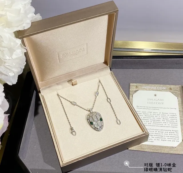 Bvlgari Serpenti Pavé قلادة رأس الأفعى الماسية 3
