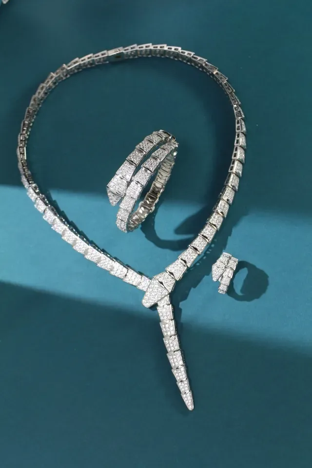 Bvlgari Collar Plata Blanca con Diamantes Pavé-Set en Forma Serpentina Articulada 2