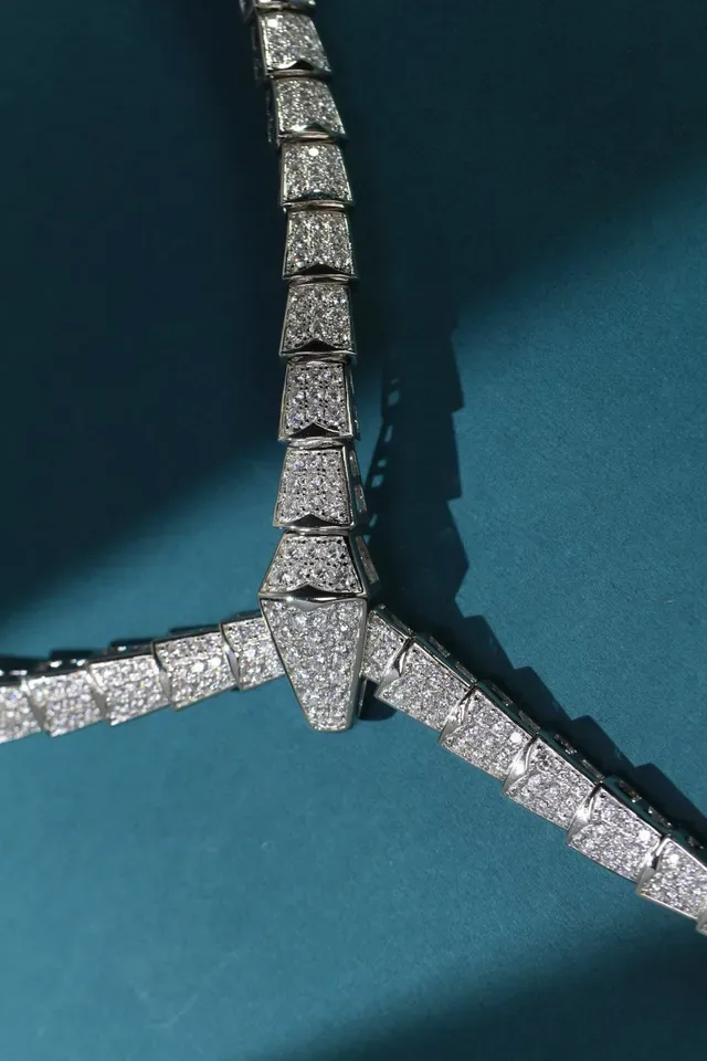 Bvlgari Collar Plata Blanca con Diamantes Pavé-Set en Forma Serpentina Articulada 5
