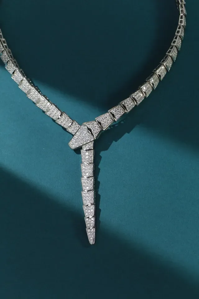 Bvlgari Collar Plata Blanca con Diamantes Pavé-Set en Forma Serpentina Articulada 6