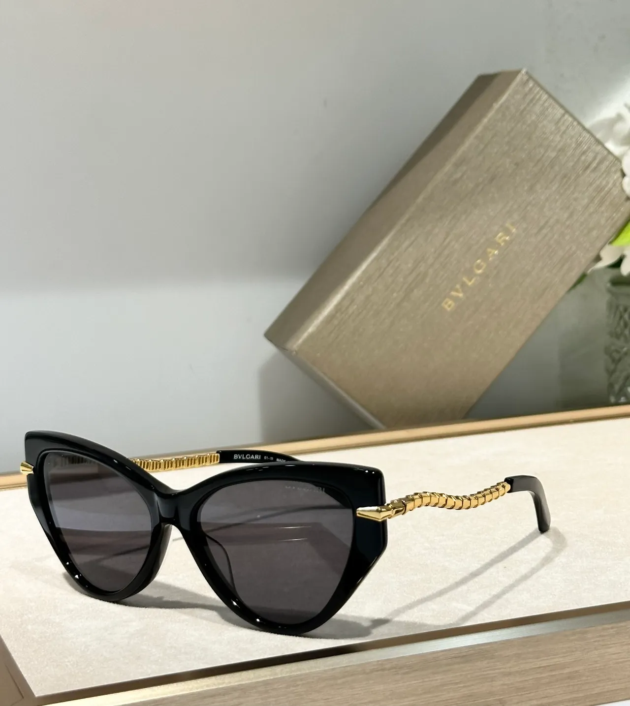 Bvlgari Branco e Dourado Montura de Acetato Silhueta Ocular Óculos de Sol 5