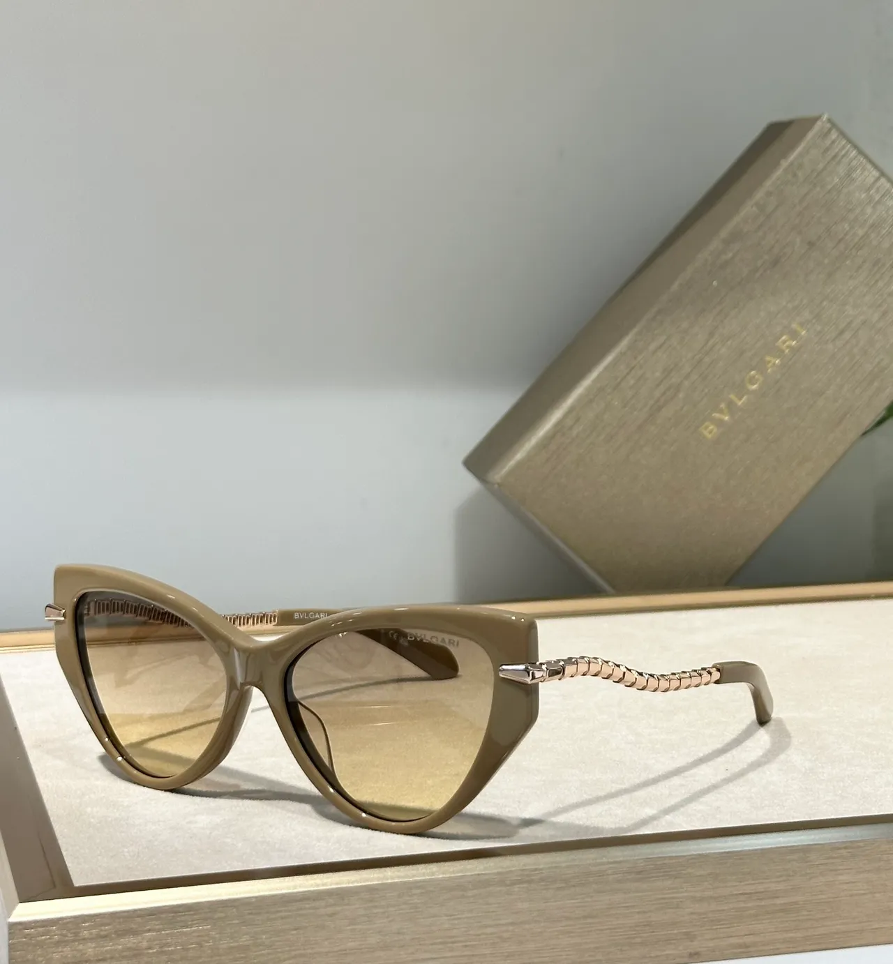 Bvlgari Branco e Dourado Montura de Acetato Silhueta Ocular Óculos de Sol 8