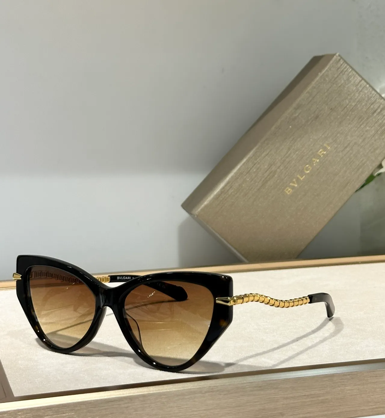 Bvlgari Branco e Dourado Montura de Acetato Silhueta Ocular Óculos de Sol 9