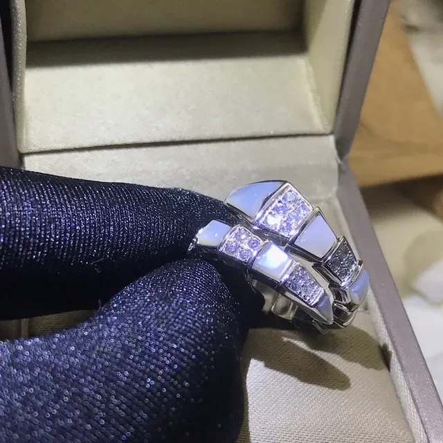 Bvlgari Anel de Ouro Branco Segmentado Serpentine Madreperla e Pavé Diamante 4