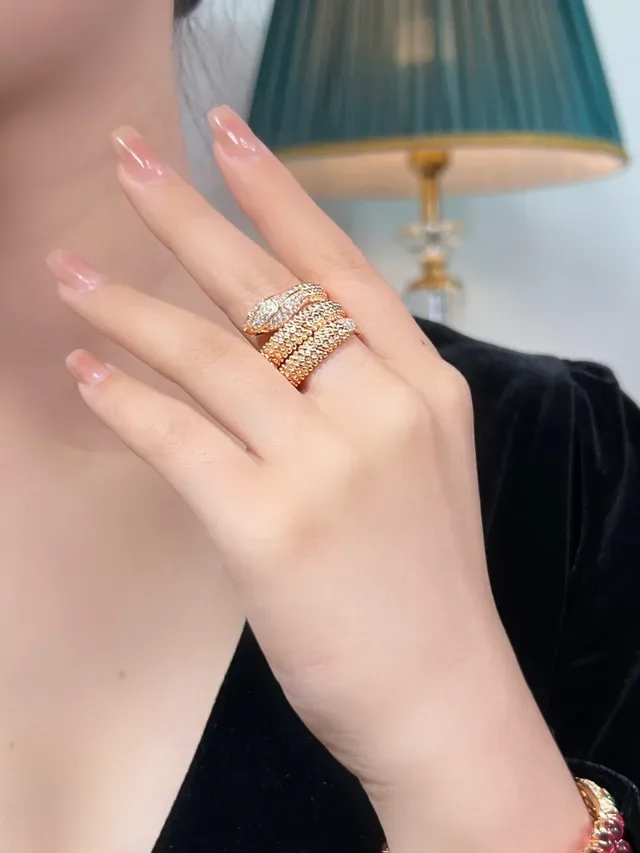 Cartier Bague tête motif serpent noir diamants pavé en or 2