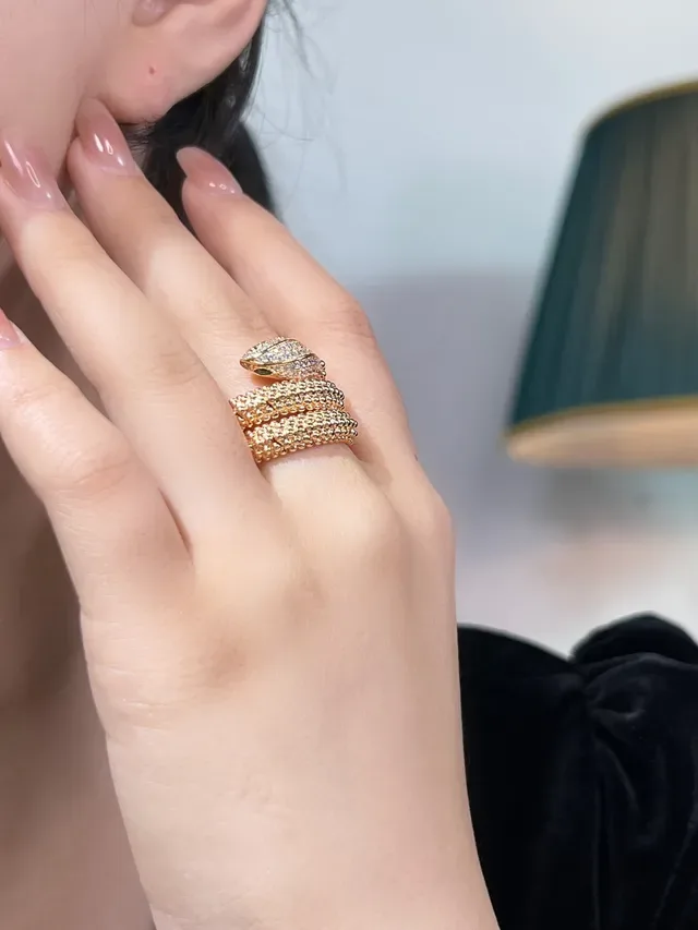 Cartier Bague tête motif serpent noir diamants pavé en or 3