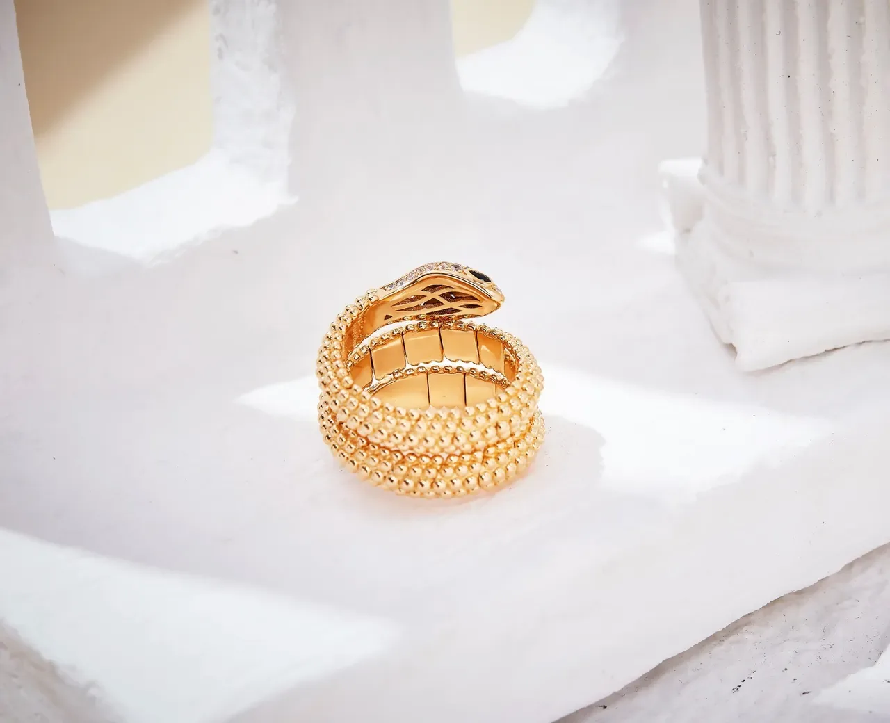 Cartier Bague tête motif serpent noir diamants pavé en or 5