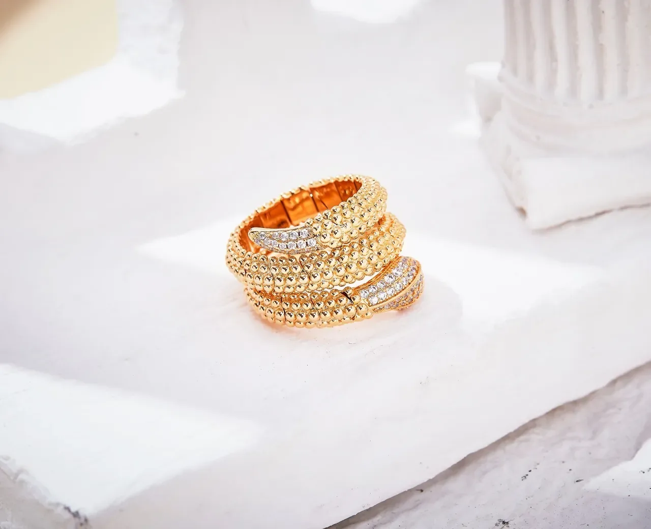 Cartier Bague tête motif serpent noir diamants pavé en or 6