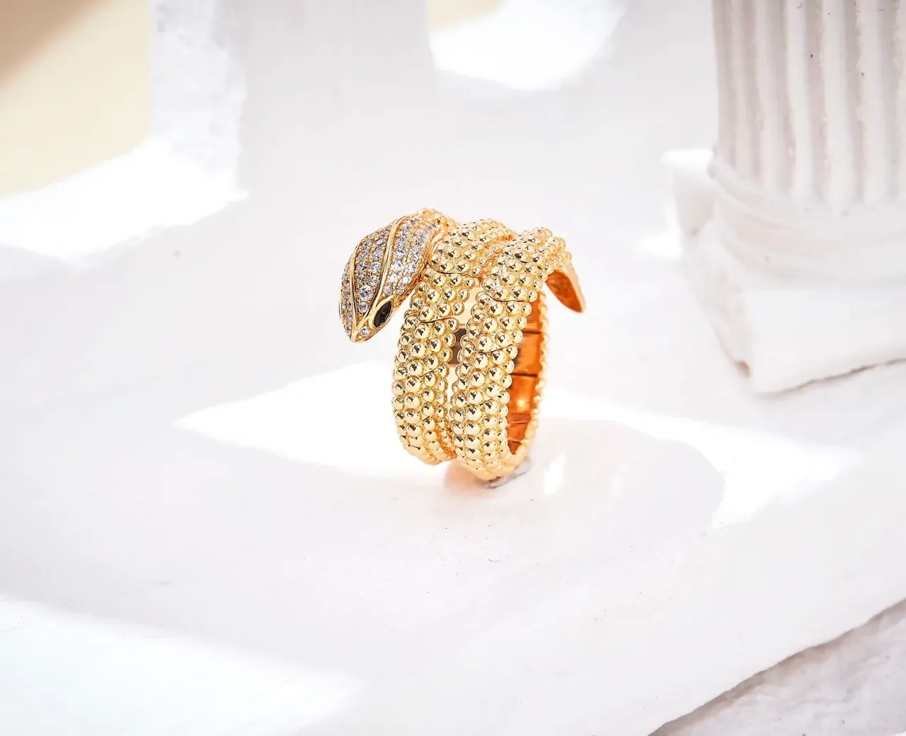 Cartier Bague tête motif serpent noir diamants pavé en or 7