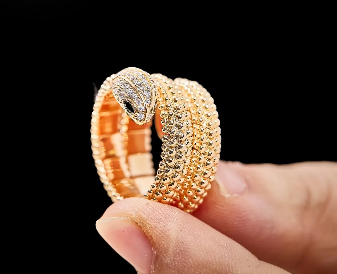 Cartier Bague tête motif serpent noir diamants pavé en or 8