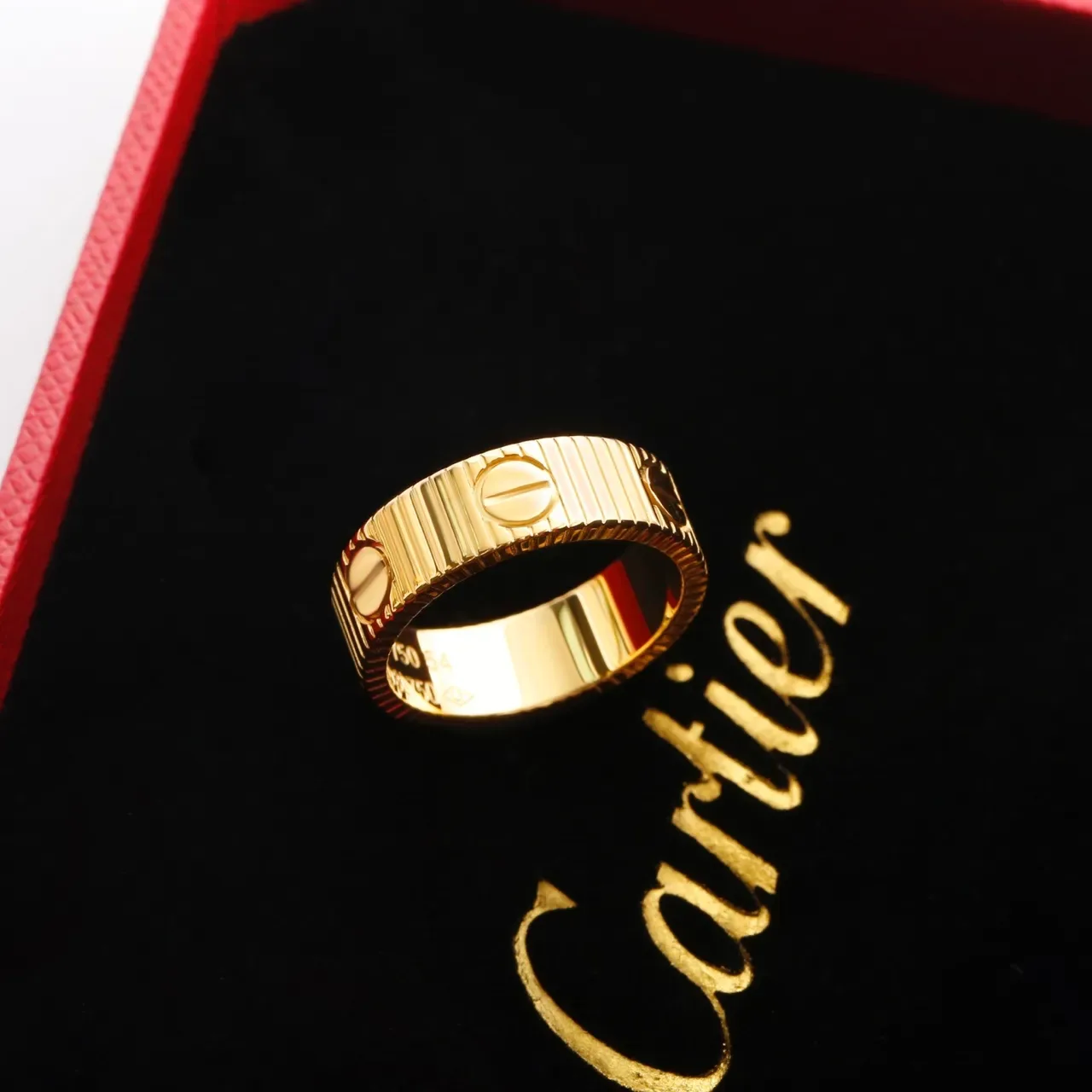 Anel Love Cartier Ouro Motivo de Parafuso Acanalado 6